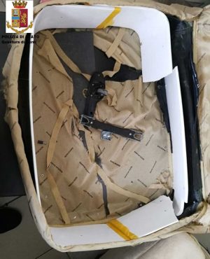 La valigia con la droga sui bordi