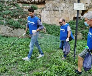 I volontari di Fare verde Tarquinia raccolgono i rifiuti