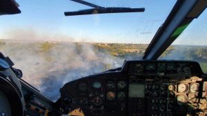 Elicottero Aves in azione durante un incendio