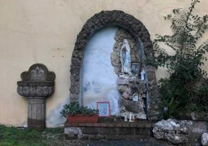 Nepi - Danneggiata la Madonnina del vescovado