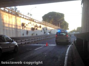 Viterbo - La griglia rotta sulla Tangenziale - L'intervento della polizia locale