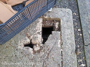 Montefiascone - Il tombino rotto in via Aldo Moro con la "caratteristica" segnalazione
