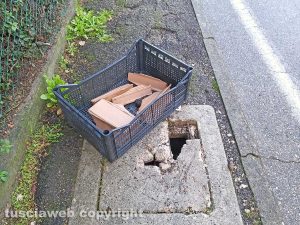 Montefiascone - Il tombino rotto in via Aldo Moro con la "caratteristica" segnalazione