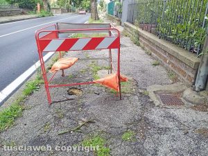 Montefiascone - La buca sul marciapiede vicino a a Zepponami