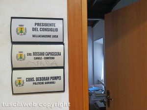 Montefiascone - La scritta nella targhetta dell'ufficio dell'ex consigliere comunale Rossano Capocecera
