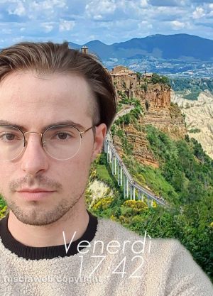 Matteo Angeloni in uno scatto con l'effetto di Civita su Instagram
