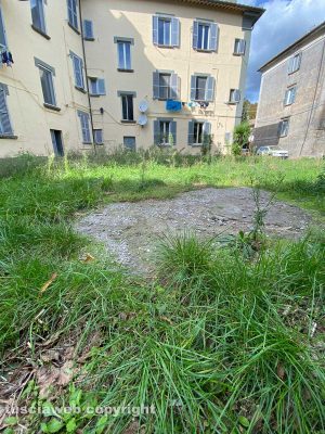 Il degrado nel giardino pubblico 