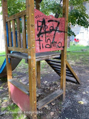 Il degrado nel giardino pubblico 