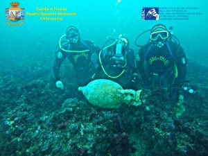 Civitavecchia - Guardia di finanza - L'anfora ritrovata