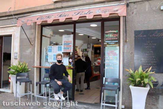 Riccardo Troili all'entrata di Caffè San Sisto