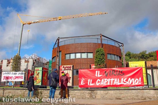 Viterbo - La manifestazione dei comitati di lotta davanti alla sede di Unindustria