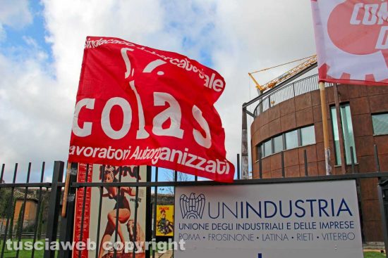 Viterbo - La manifestazione dei comitati di lotta davanti alla sede di Unindustria