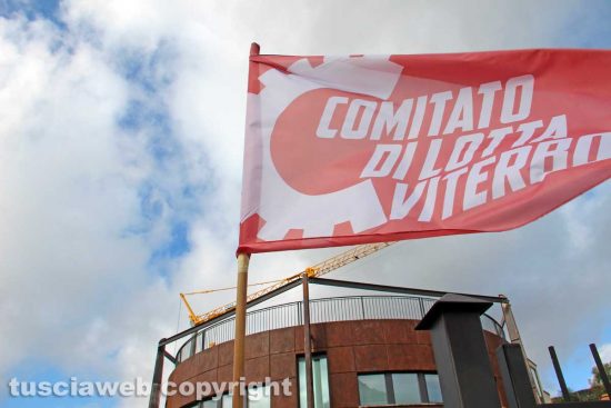Viterbo - La manifestazione dei comitati di lotta davanti alla sede di Unindustria