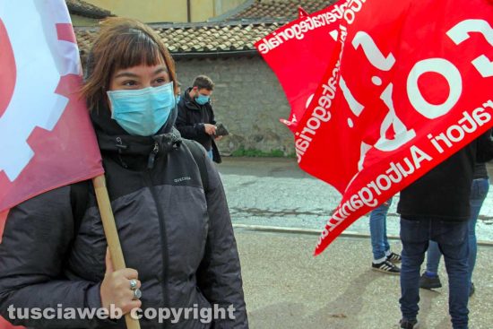 Viterbo - La manifestazione dei comitati di lotta davanti alla sede di Unindustria