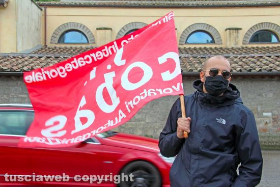 Viterbo - La manifestazione dei comitati di lotta davanti alla sede di Unindustria