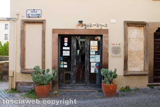 Viterbo - Il Magnamagna con accanto l'epigrafe in via dei Pellegrini