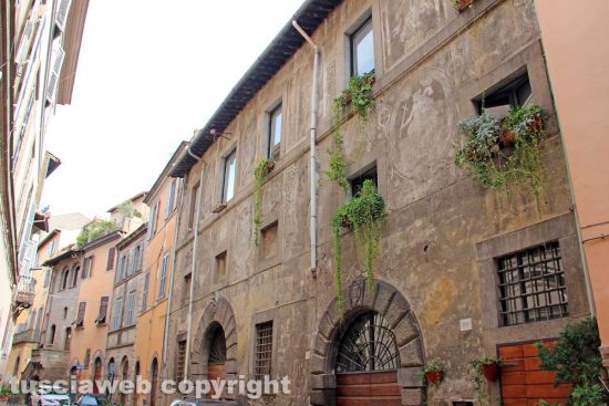 Viterbo - La facciata graffita di via Annio