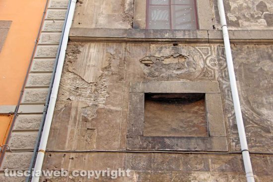 Viterbo - La facciata graffita di via Annio