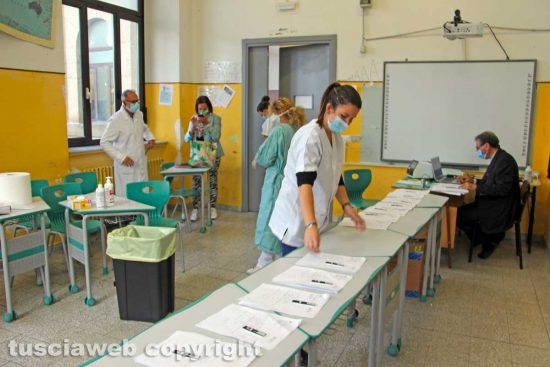 Viterbo - I tamponi anti Covid all'Istituto Paolo Savi