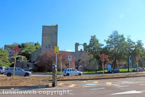 Viterbo - Il parcheggio a ridosso delle mura a Valle Faul