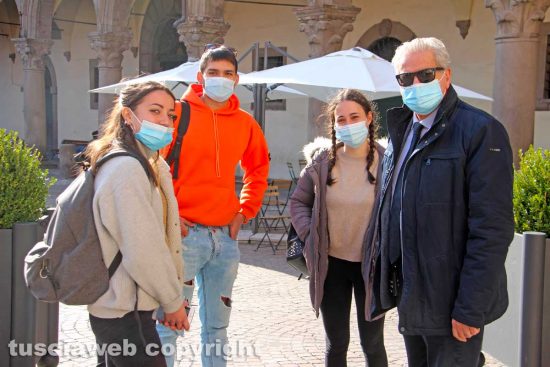 Viterbo - Il sindaco Giovanni Arena con alcuni studenti dell'Istituto Santa Rosa