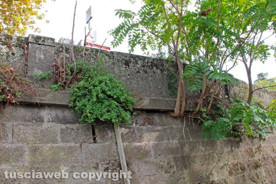 Viterbo - Transennato il muro pericolante davanti alla stazione di Porta romana