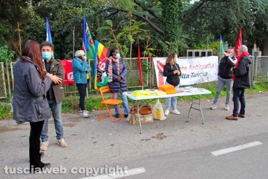 Viterbo - Il presidio della Rete Antitratta in strada Bagni