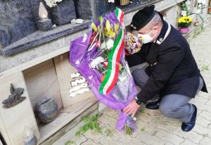 Civitavecchia - Paolo Giardini (Ansi) depone dei fiori in omaggio a Cuomo