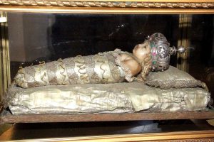 Viterbo - Uno dei bambinelli seicenteschi custoditi nel Monastero di Santa Rosa