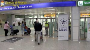 L'intervento della finanza a Fiumicino 
