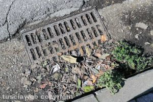 Viterbo - Tombino otturato in via Alcide De Gasperi
