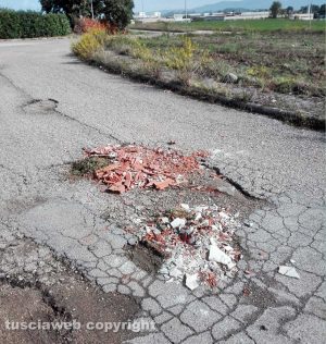 Civita Castellana - Buche otturate coi calcinacci a via delle Industrie