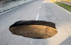 Orte - Voragine sulla superstrada per Terni