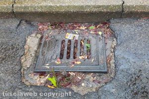 Viterbo - Uno dei tombini di via Venezia Giulia