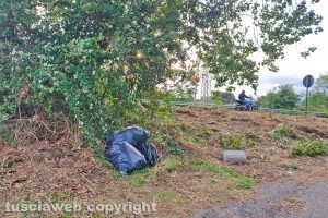 Viterbo - Rifiuti alle porte dell'ospedale di Belcolle