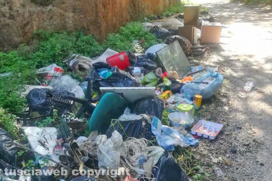 Viterbo - Rifiuti in strada Riello