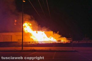 Tarquinia - Incendio in un capannone della zona artigianale