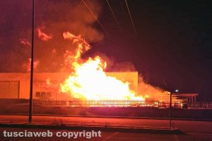 Tarquinia - Incendio in un capannone della zona artigianale