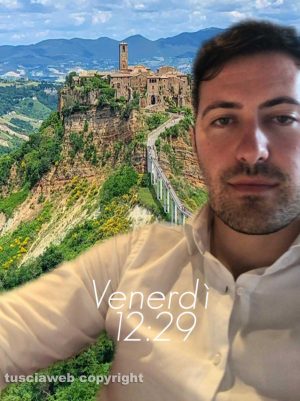 Il sindaco di Bagnoregio, Luca Profili, in uno scatto con l'effetto di Civita su Instagram