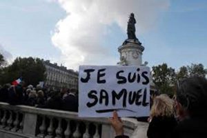 Francia, manifestazioni in piazza dopo la decapitazione del professore Samuel Paty