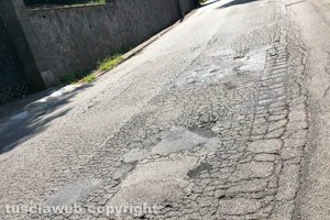 Viterbo - Buche sulla Sammartinese