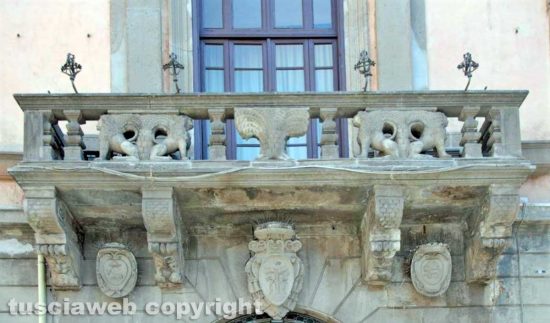 Viterbo - Il balcone di piazza del comune
