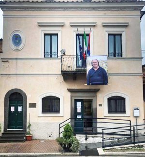 Villa San Giovanni in Tuscia - Il volto di Maurizio Cupelli sul palazzo comunale