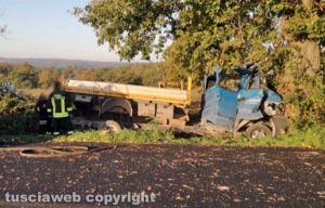 San Lorenzo Nuovo - Camion contro albero sulla Cassia Nord