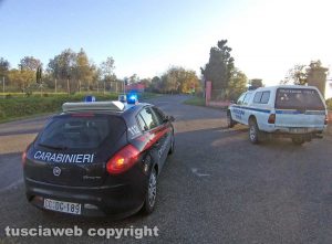 Montefiascone - Il cavo telefonico pericolante sulla Cassia - L'intervento dei carabinieri e della protezione civile