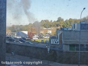 Viterbo - Auto a fuoco all'ospedale Belcolle
