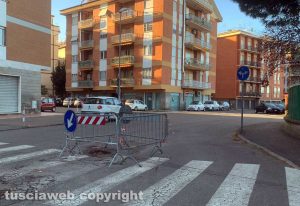 Le transenne in mezzo alla strada davanti all'infanzia dell'Ellera 