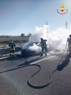 Viterbo - Civitavecchia - L'intervento dei pompieri per l'auto in fiamme 