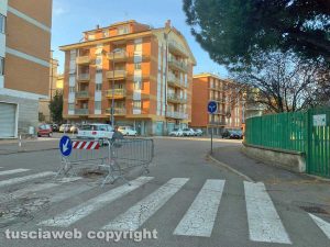 Le transenne in mezzo alla strada davanti all'infanzia dell'Ellera 