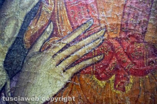 Viterbo - Museo civico - Anonimo, Madonna con Bambino, XIII secolo n- Particolare dei sollevamenti sulla mano sinistra della Vergine